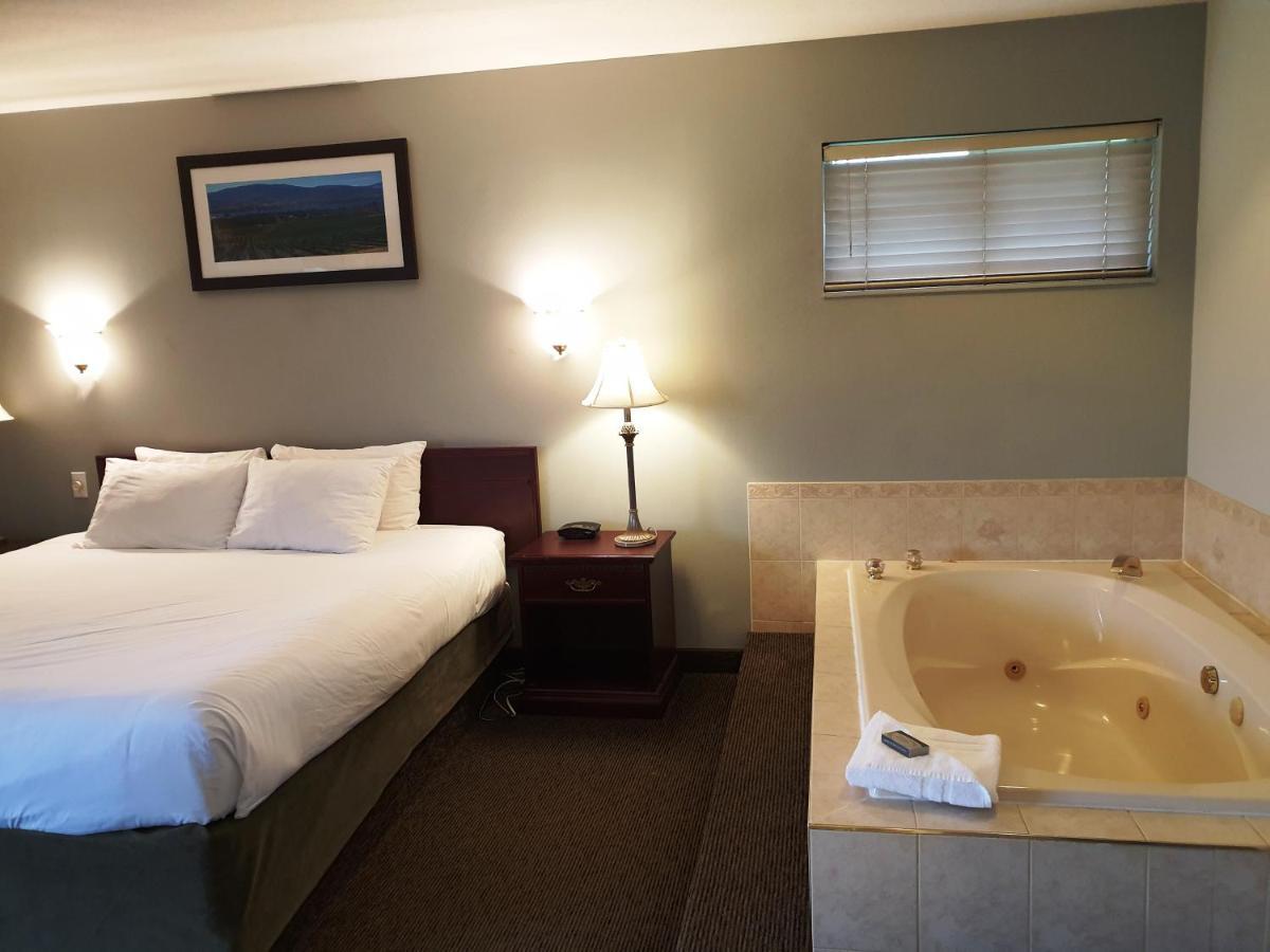 Riverland Inn & Suites Kamloops Dış mekan fotoğraf