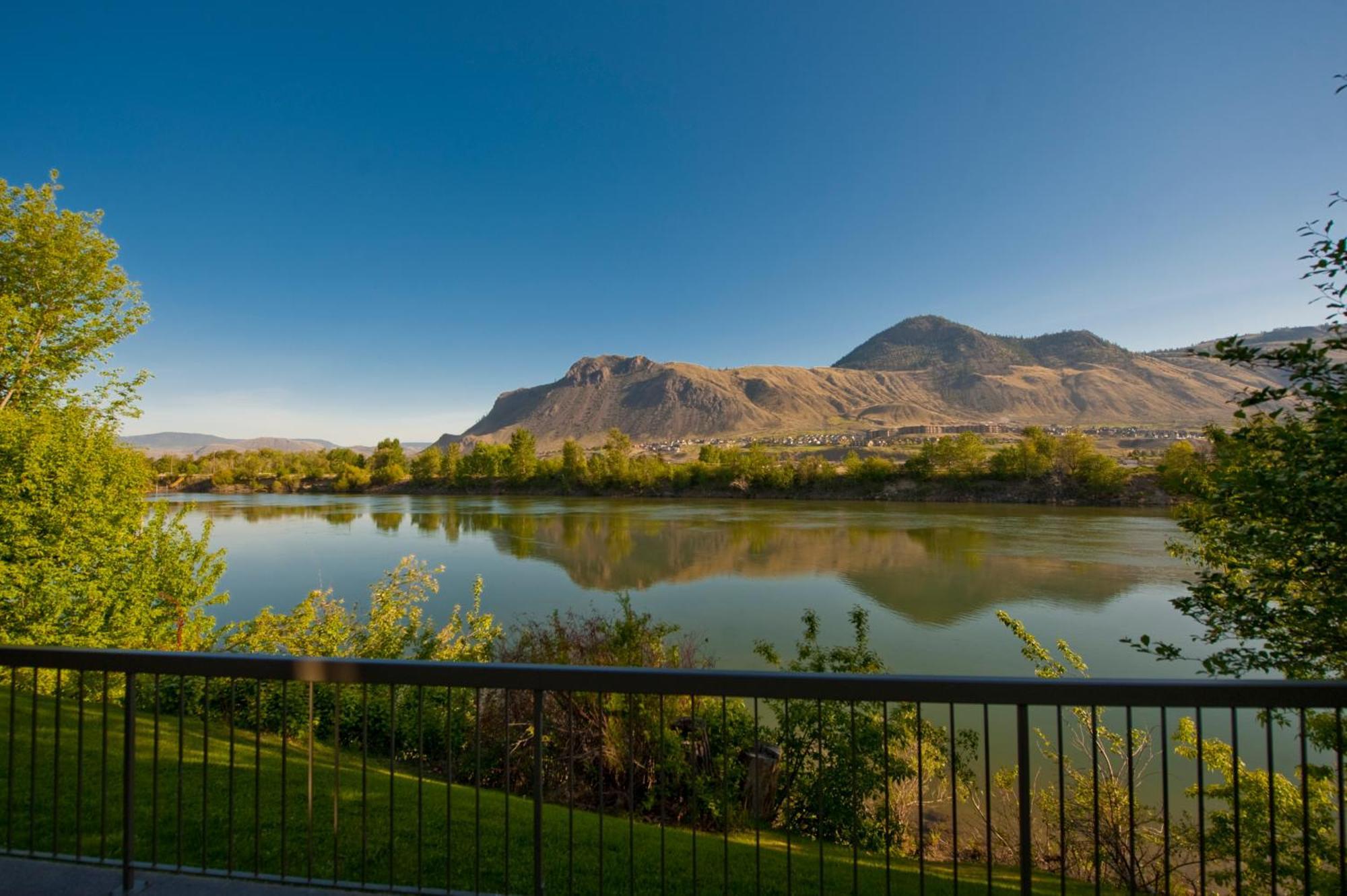 Riverland Inn & Suites Kamloops Dış mekan fotoğraf